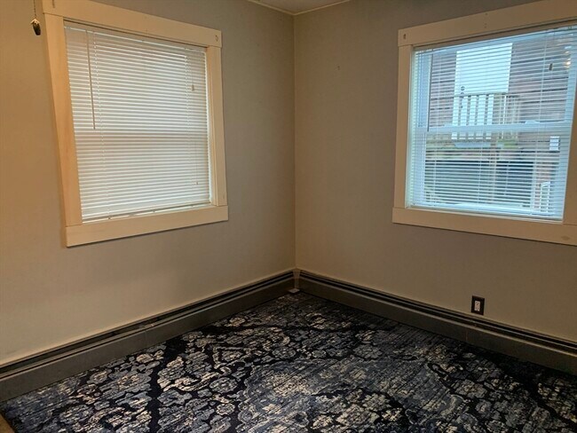 Building Photo - 293 Linden St