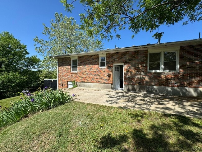 Building Photo - 4 Bedroom house with Second kitchen in basement