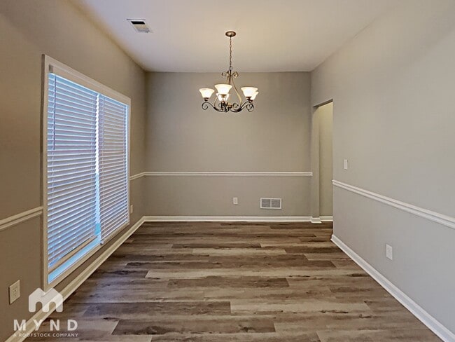 Building Photo - 1557 Silver Ridge Dr SW