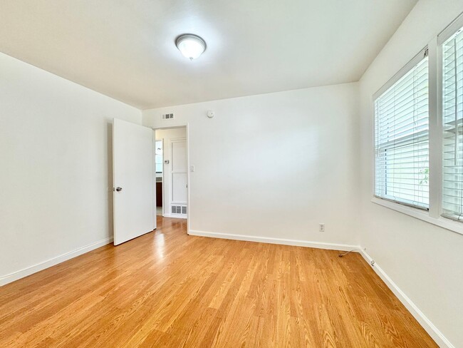 Building Photo - Beautiful 3Bd/1.5Ba Available In Santa Ana