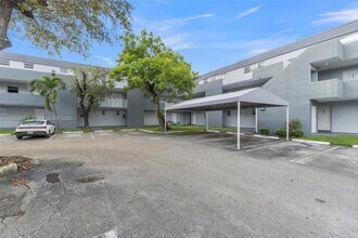 Building Photo - 9371 Fontainebleau Blvd