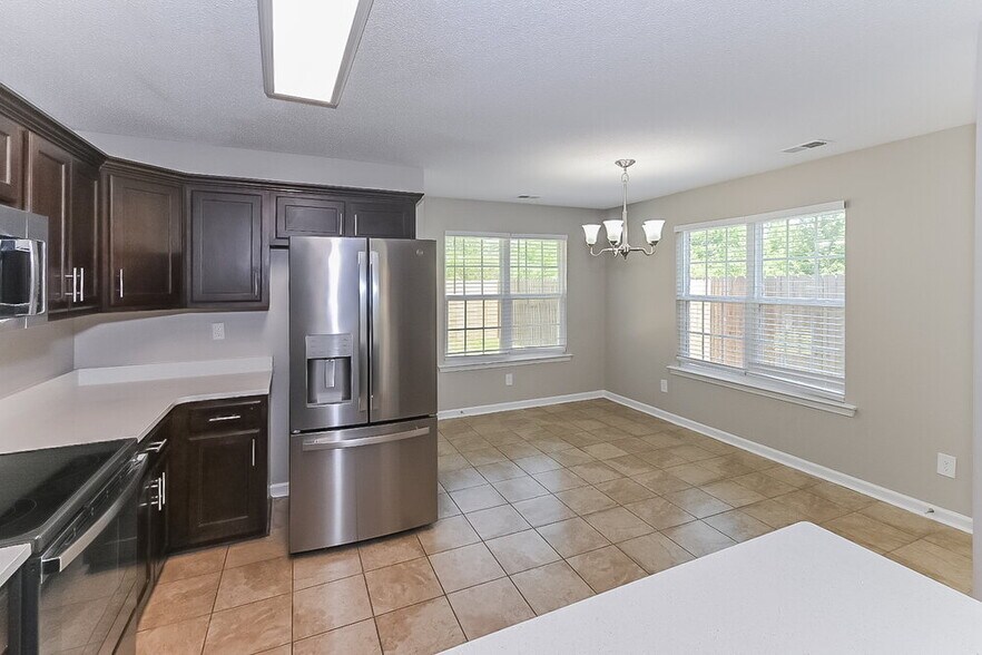 Building Photo - 9840 White Poplar Dr