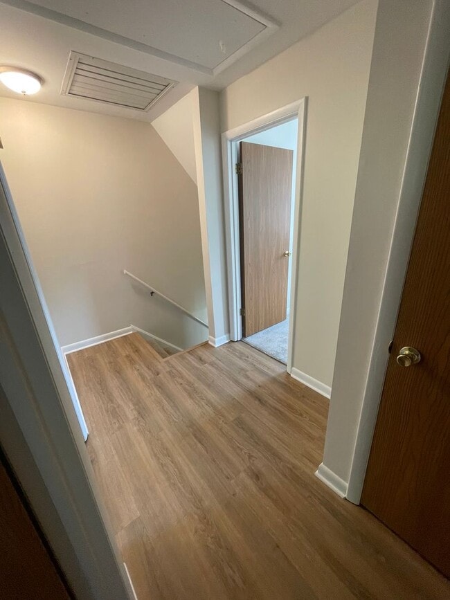 Building Photo - 3 Bed 1.5 Bath Updated Townhouse in Manche...