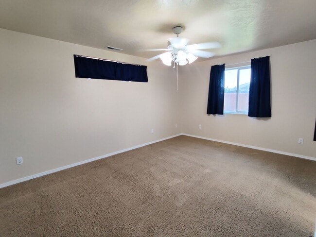 Building Photo - West Kennewick Location Close to Freeway A...