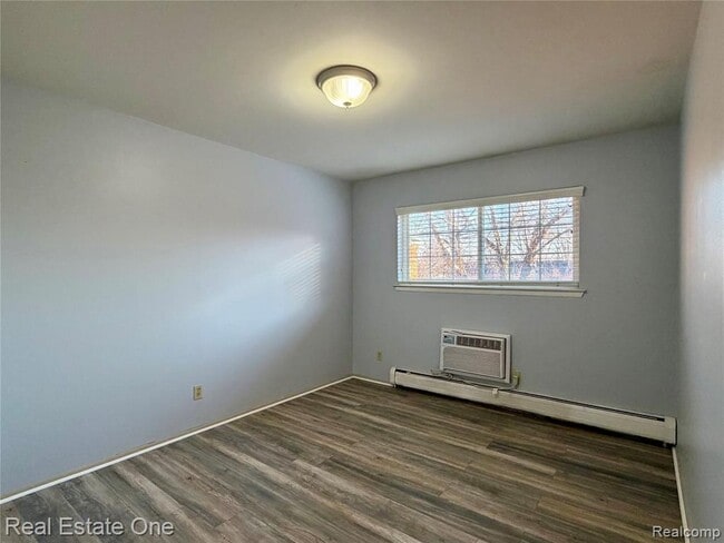 Building Photo - 2420 Parmenter Blvd