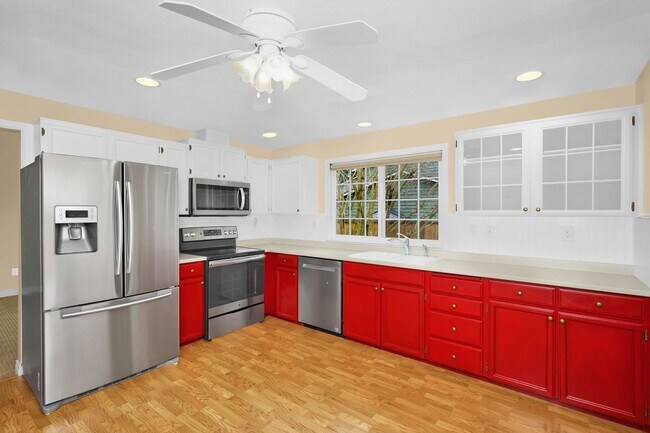Building Photo - Sunny 5 Bedroom Home with 3 Car Garage in Quiet Neighborhood