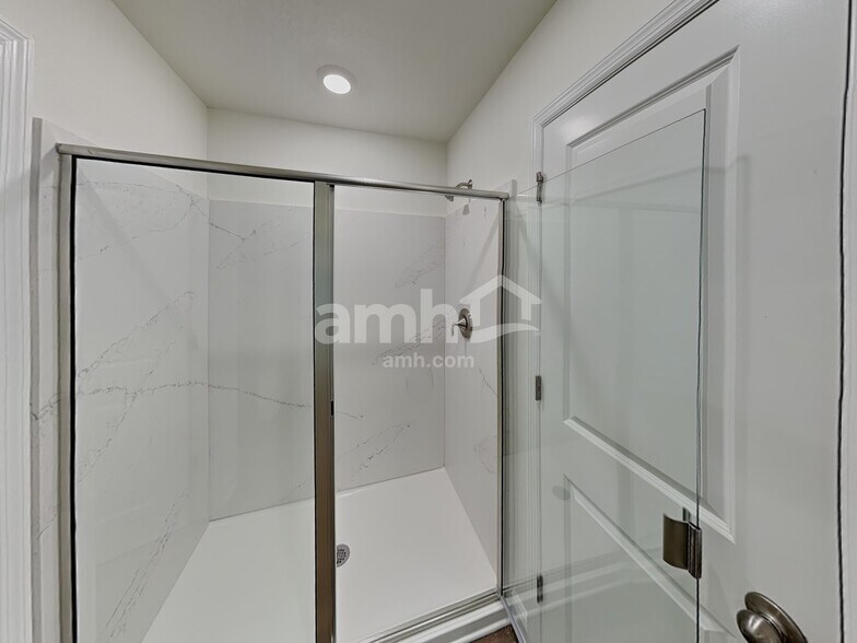 Building Photo - 5980 Pinewood Ests Dr