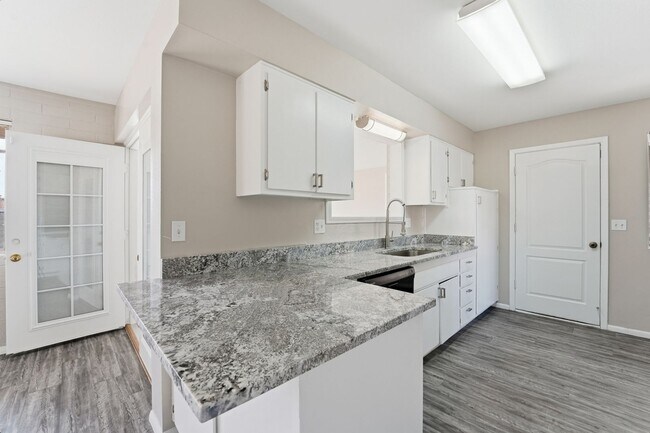 Building Photo - Resort-Style 55+ Living in the Heart of Sun City – Freshly Updated with Bonus Arizona Room & Priv...