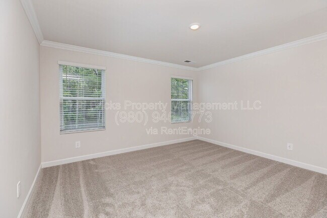 Building Photo - 4135 Smt Wds Dr