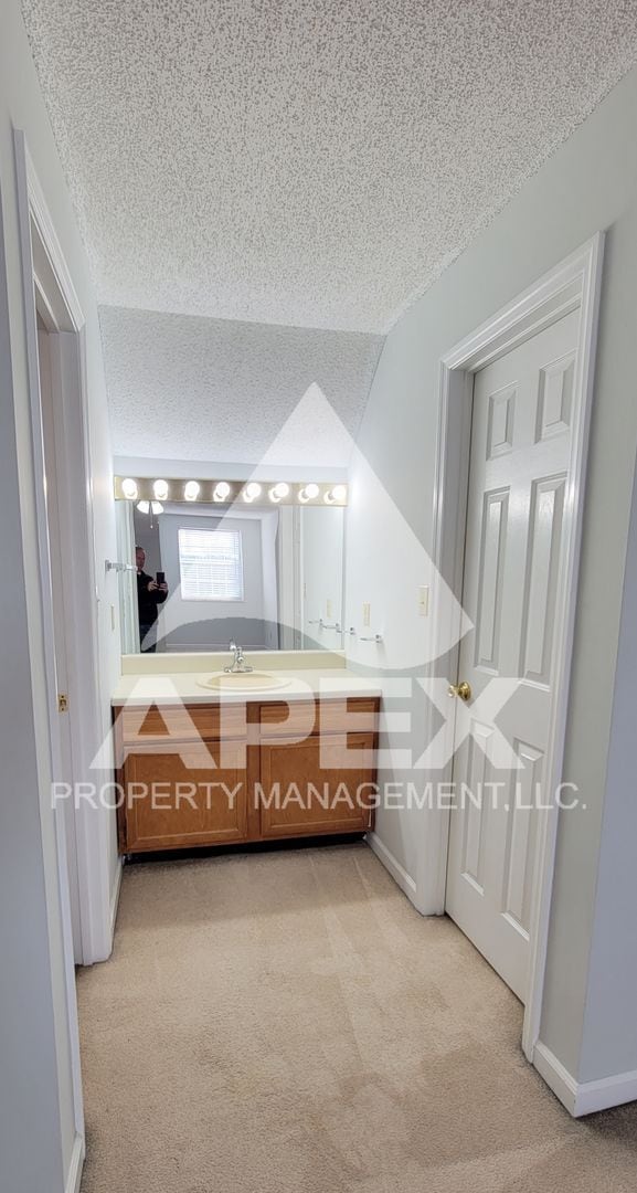 Building Photo - WEST KNOX - Spacious 2Bd/2Ba Condo in Silverbrook!