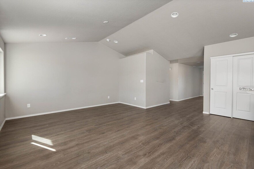 Building Photo - 627 Marysville Way