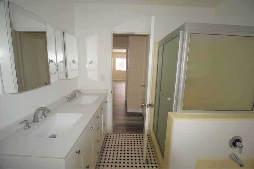 Building Photo - 4334 Mammoth Ave