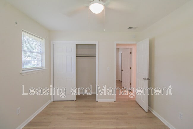 Building Photo - 305 Millcreek Dr