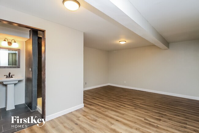 Building Photo - 10928 N Wallace Ave