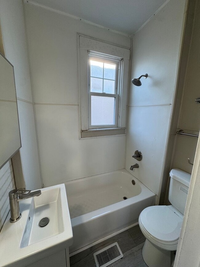 Building Photo - 615 44th St