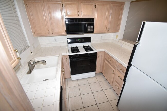 Building Photo - Beautiful 2 Bedroom, 2 Bath Condo in Summe...