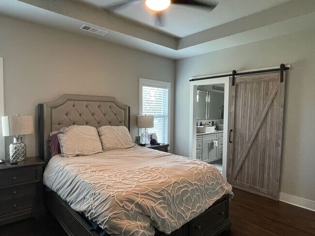 Building Photo - Convenient Living in West End