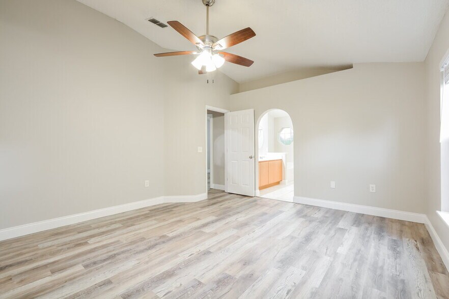 Building Photo - 3254 Erskine Dr