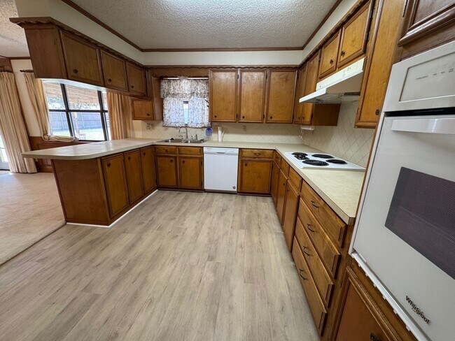 Building Photo - 1364 N Dale Ave