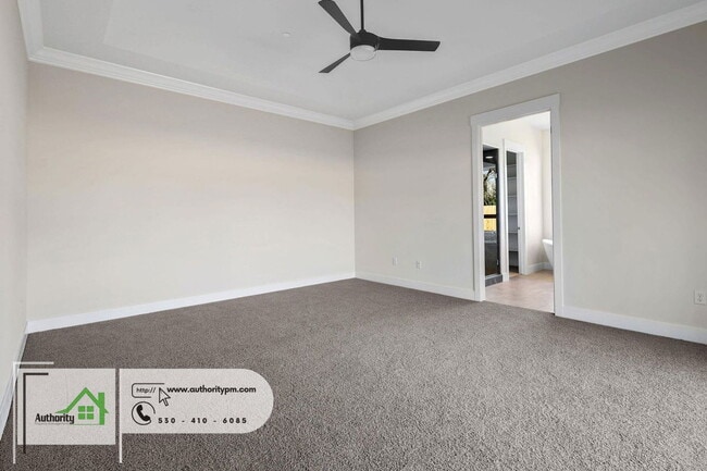 Building Photo - 2836 River Dr