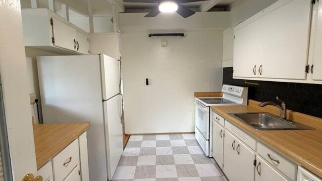 Building Photo - Martinez! 3 bedroom 1 bath Single family home!