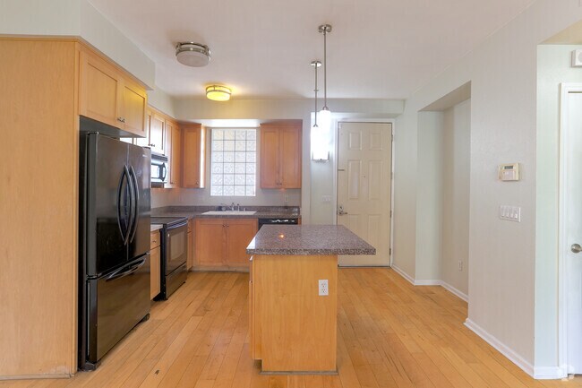 2BR,2BA - 1,240SF - Kitchen - 800 N 8th St