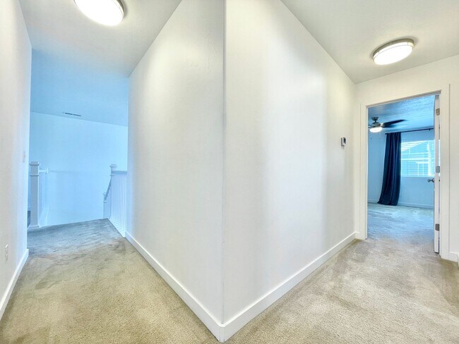 Building Photo - HOLIDAY MOVE IN SPECIAL!