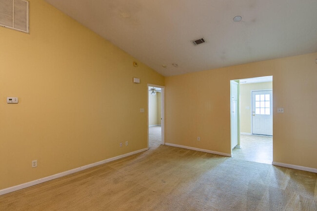 Building Photo - 113 Ginkgo Ln