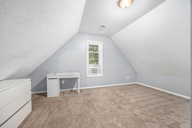 Building Photo - Spacious 5BR/2.5BA in Creston with Garage & Fenced Backyard