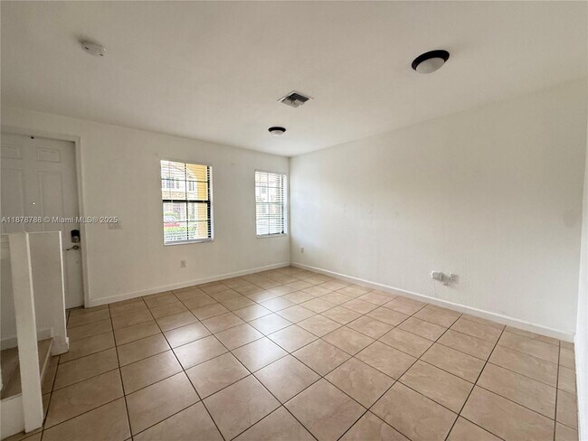 Building Photo - 3204 SE 5th Ct