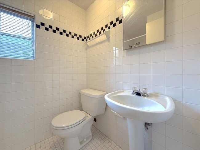Building Photo - 2/2 Home in College Park with lots of char...