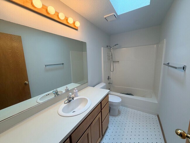 Building Photo - Wonderful 4 bedroom in desirable Hillsboro neighborhood.