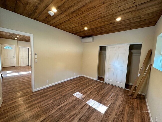 Building Photo - 25873 Cedar St
