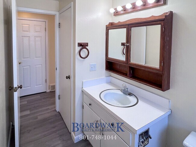 Building Photo - Two Bedroom With Great Amenities in Taylor...