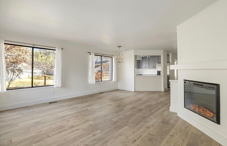 Living/ding - 4647 Burgundy Ln