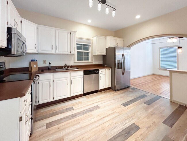 Building Photo - $0 DEPOSIT OPTION. CHARMING 3 BEDROOM WITH FENCED IN YARD AND DETACHED GARAGE IN DENVER'S BERKELE...