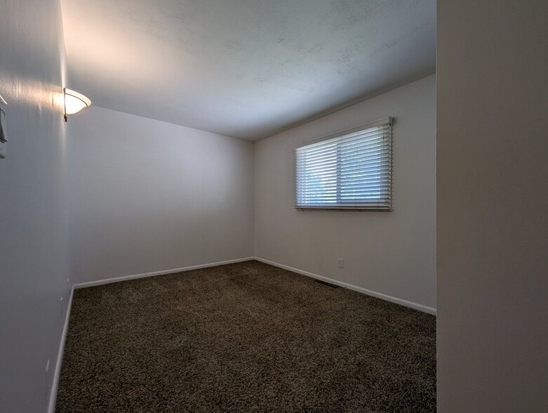 Building Photo - 2566 S 150 W