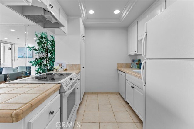 Building Photo - 615 Esplanade