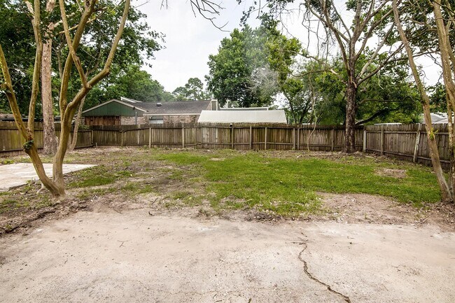 Building Photo - 23710 Farm Hill Dr