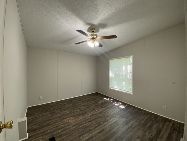 Building Photo - Four Bedroom In the Country