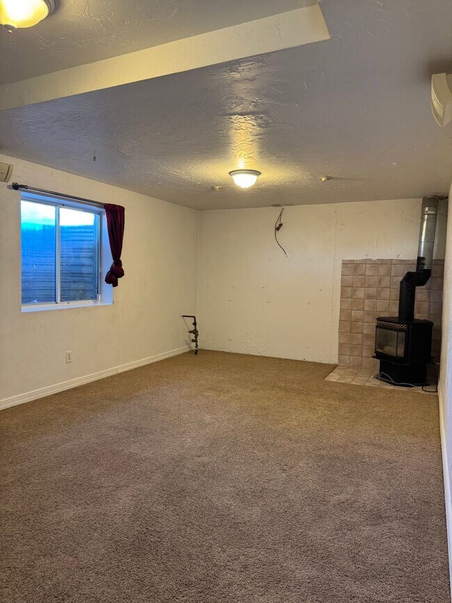 Building Photo - 660 Thistle Dr