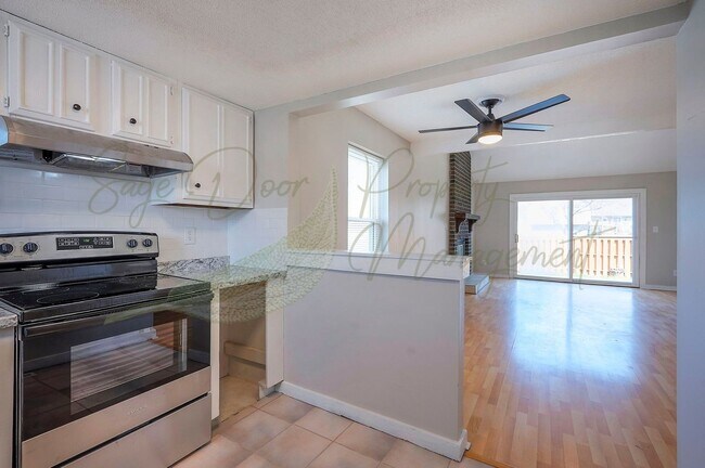 Building Photo - CHARMING TOWNHOME IN LEES SUMMIT!!