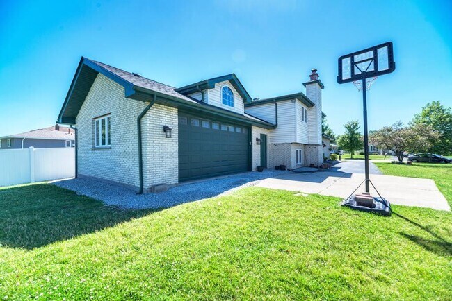 Building Photo - 16829 Creekside Ave