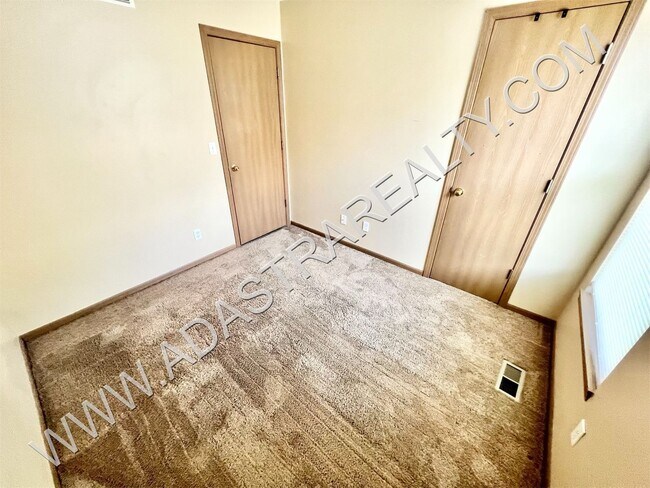 Building Photo - Spacious Gardner Duplex-Available in NOVEM...