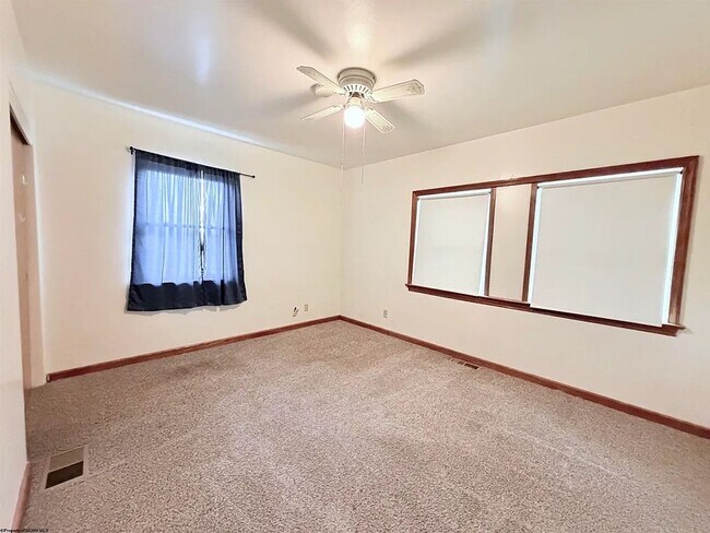 Building Photo - Large 4 Bedroom Home Near WVU, Hospitals & Downtown Morgantown