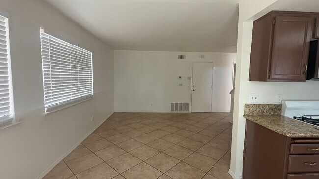 Building Photo - 3 Bedrooms 2.5 Bath home in Hemet
