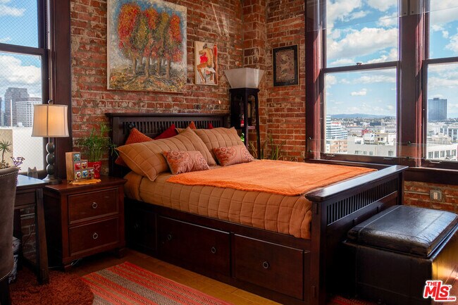 Building Photo - 460 S Spring St