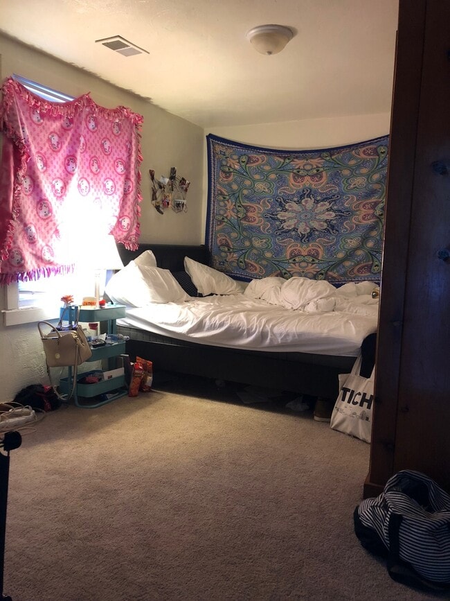 Building Photo - 4 Bedroom Available August 2026! Monthly r...