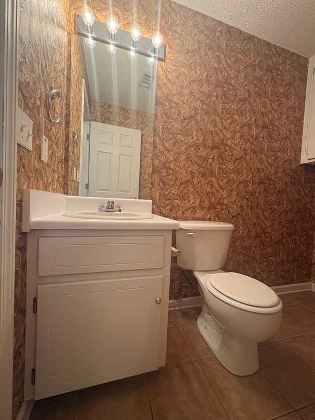 Building Photo - Dunwoody Townhomes!  NEW CARPET!!  PAINT!  NEW WASHER/DRYER