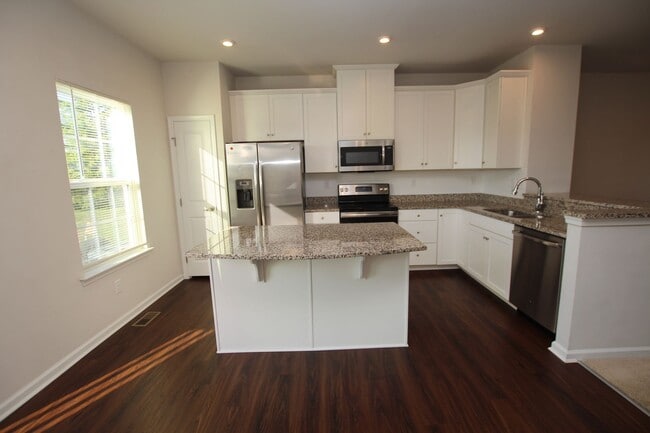 Building Photo - The Homestead- immaculate town home with community pool.